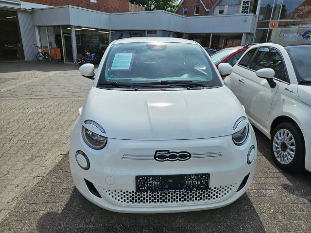 Fiat 500e Action