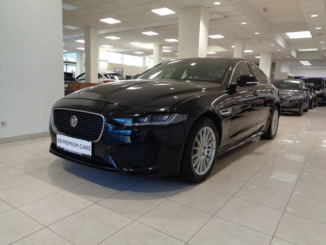 Jaguar XE R-Dynamic SE AWD