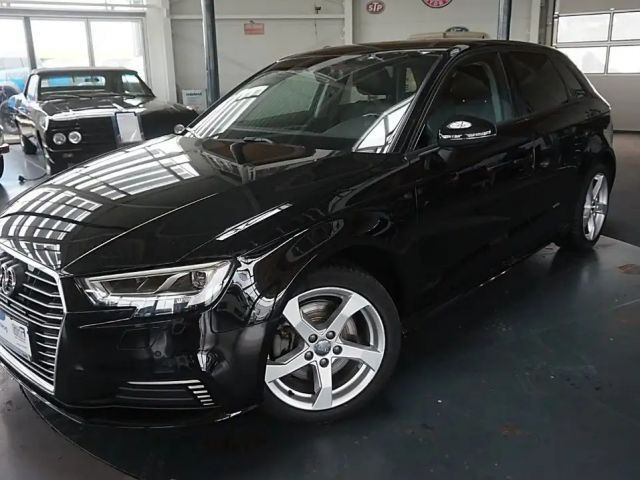 Audi A3 Sportback Sedan e-tron S-Tronic Sport