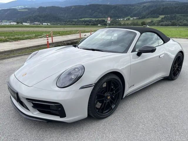 Porsche 911 GTS Cabrio Carrera 4