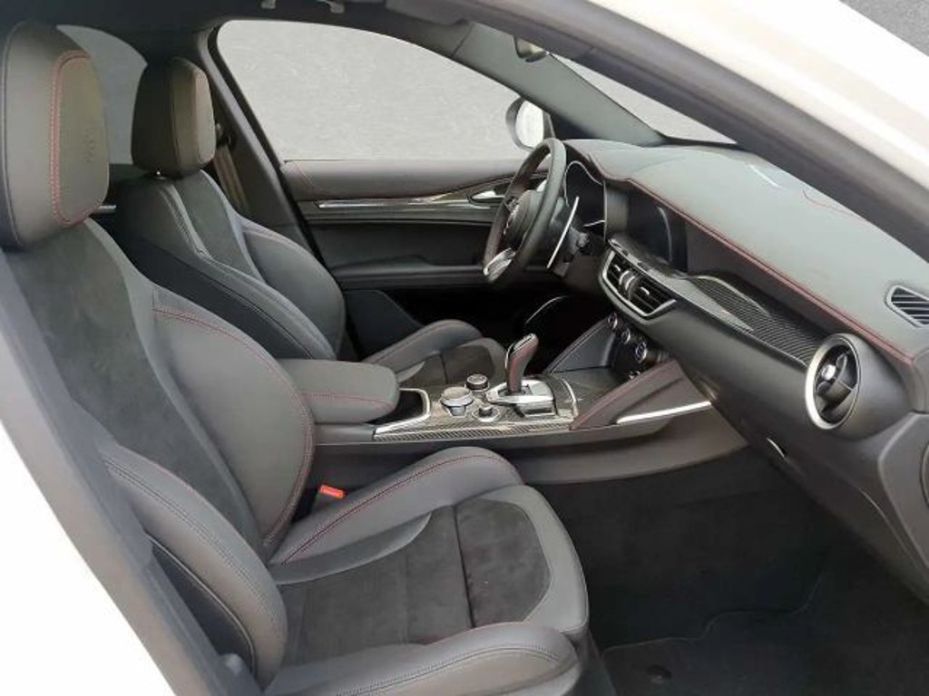 Alfa Romeo Stelvio Q4 AT8