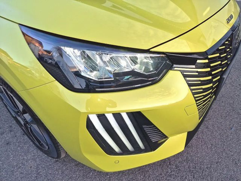 Peugeot e-208