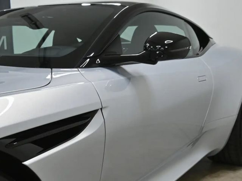 Aston Martin DB12