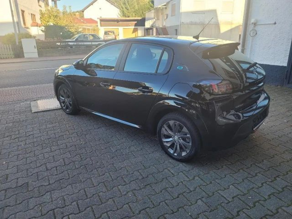 Peugeot e-208