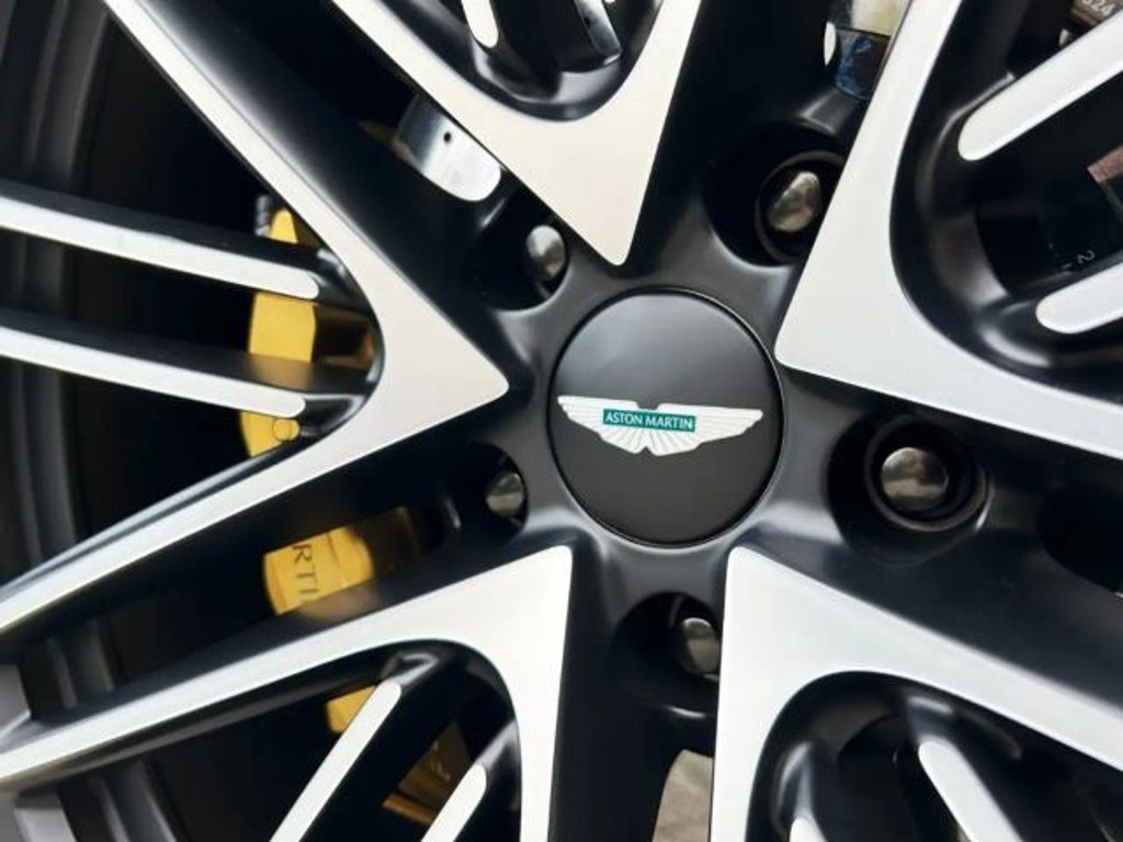 Aston Martin DB12