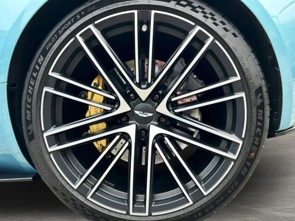 Aston Martin DB12