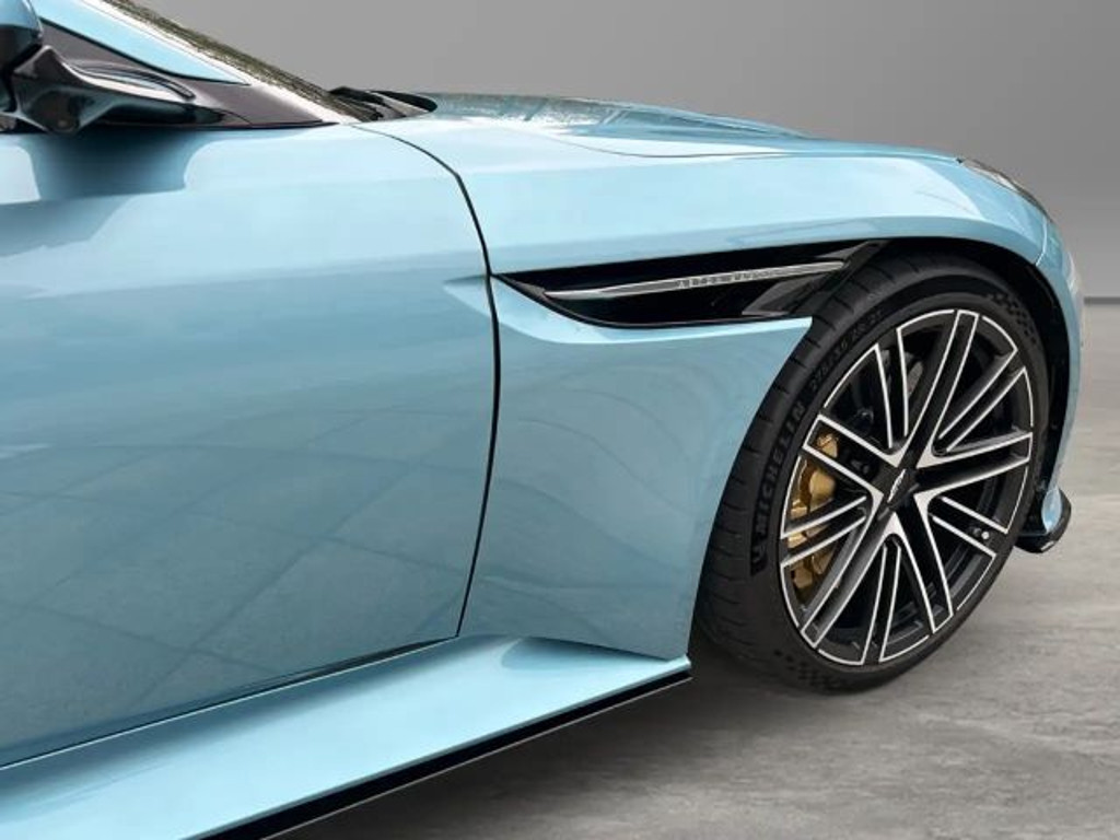 Aston Martin DB12