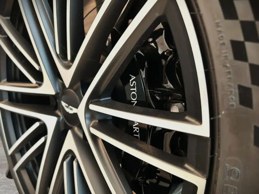 Aston Martin DB12