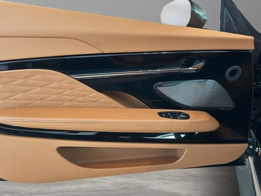 Aston Martin DB12