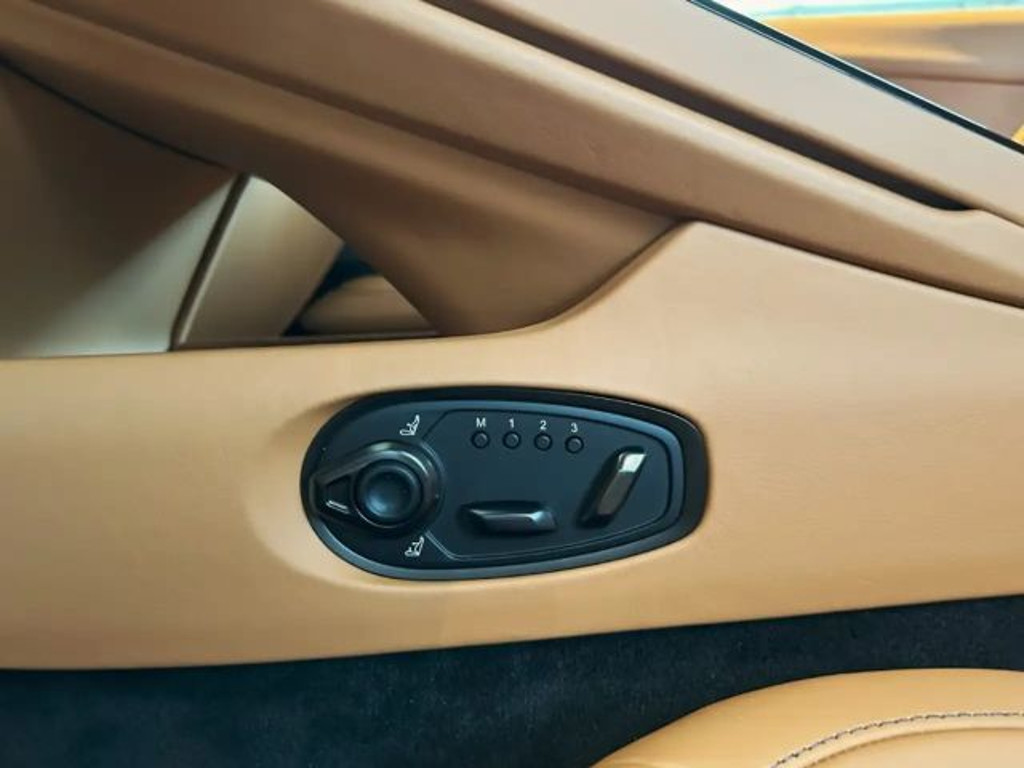 Aston Martin DB12