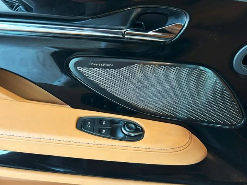 Aston Martin DB12