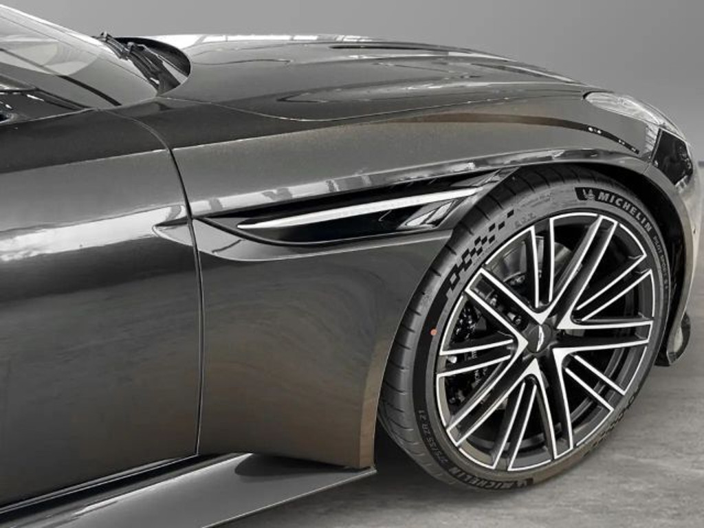 Aston Martin DB12
