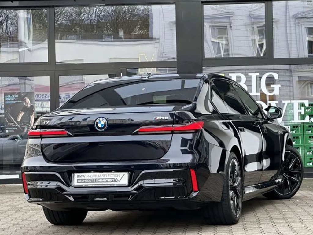 BMW i7