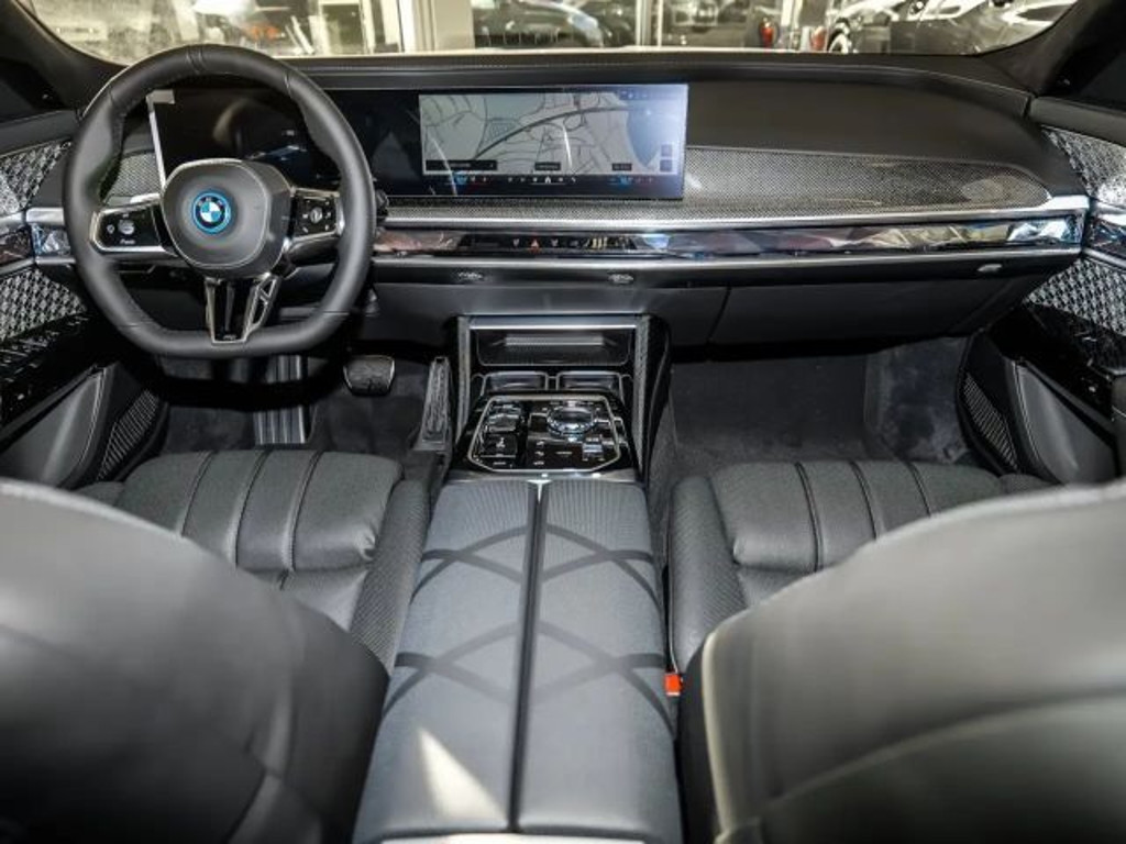 BMW i7