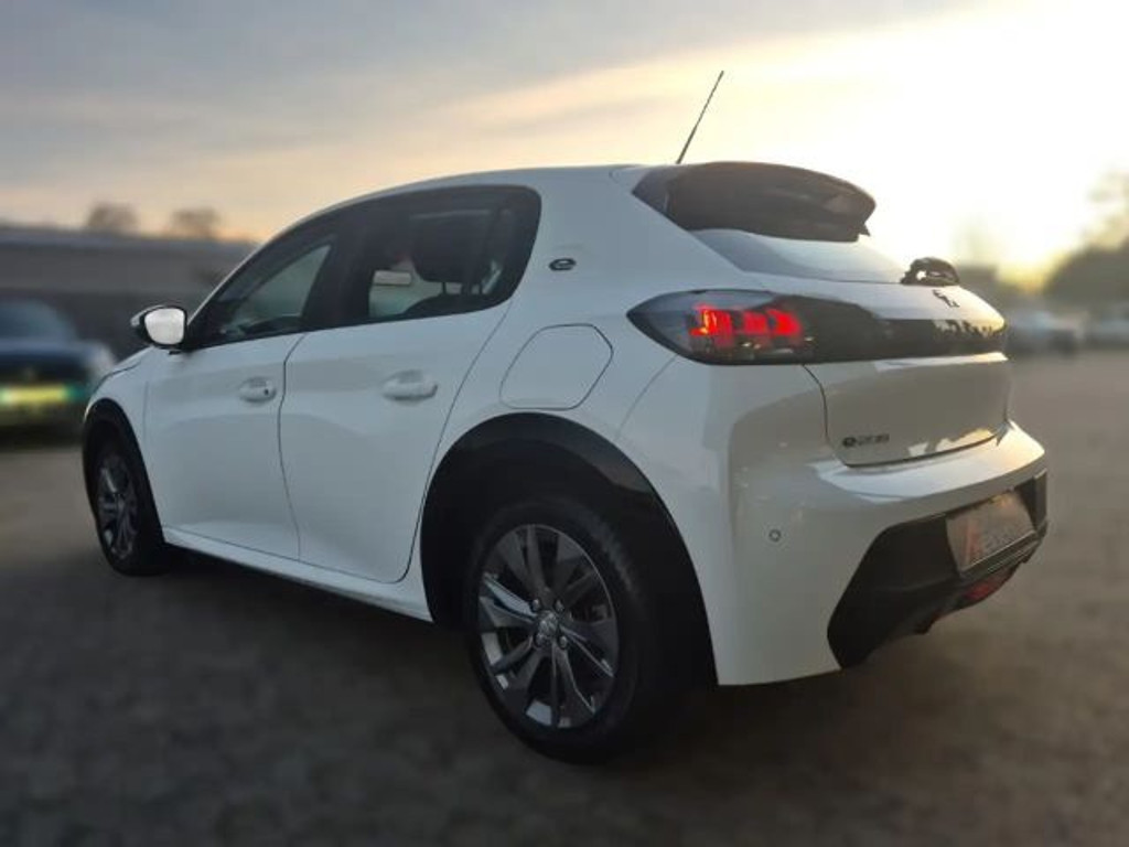 Peugeot e-208