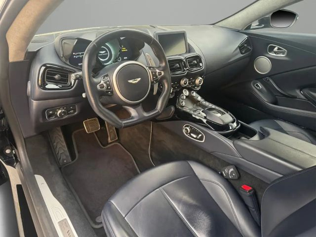Aston Martin V8