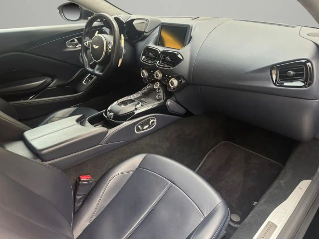Aston Martin V8