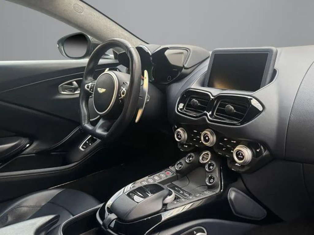 Aston Martin V8