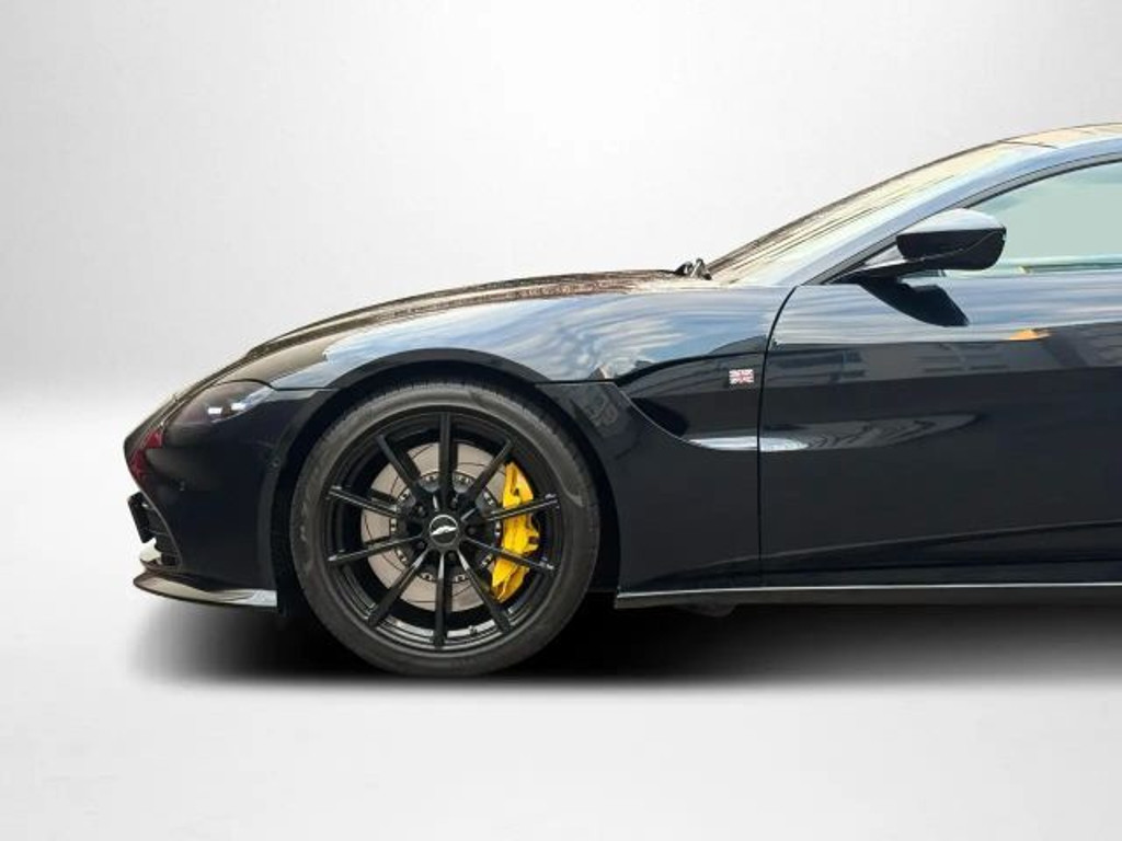 Aston Martin V8