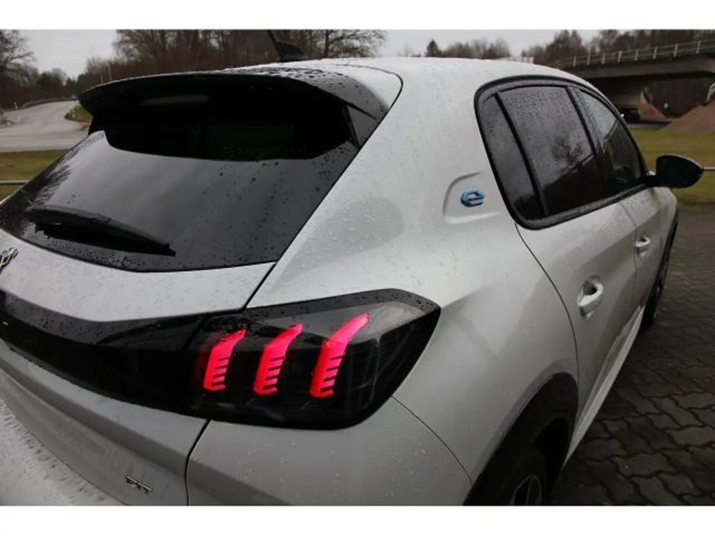 Peugeot e-208