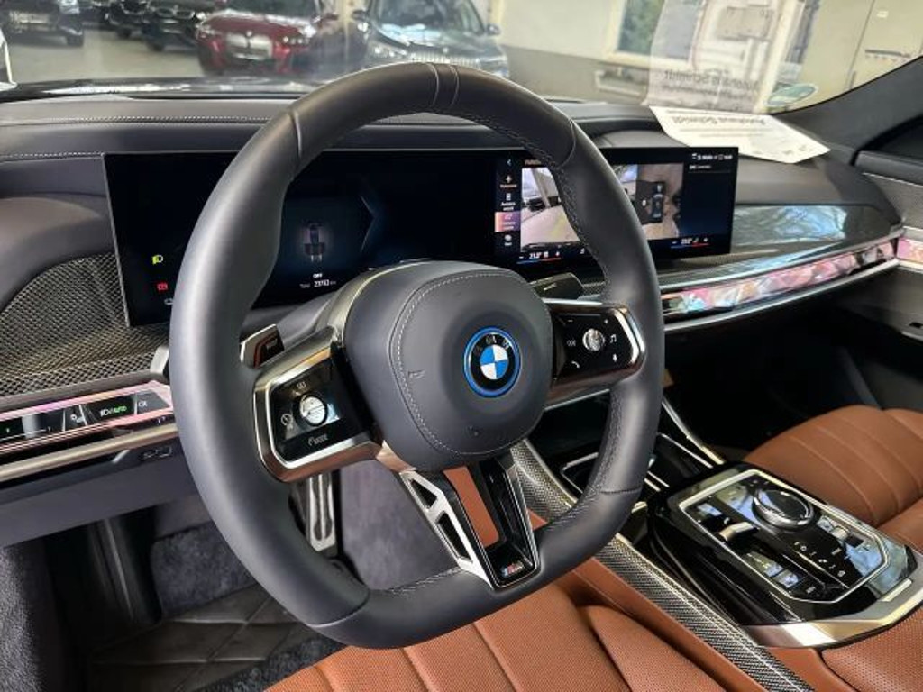 BMW i7