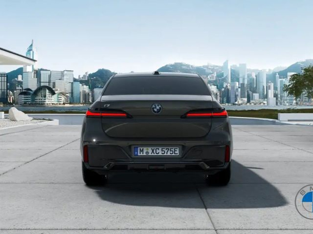 BMW i7