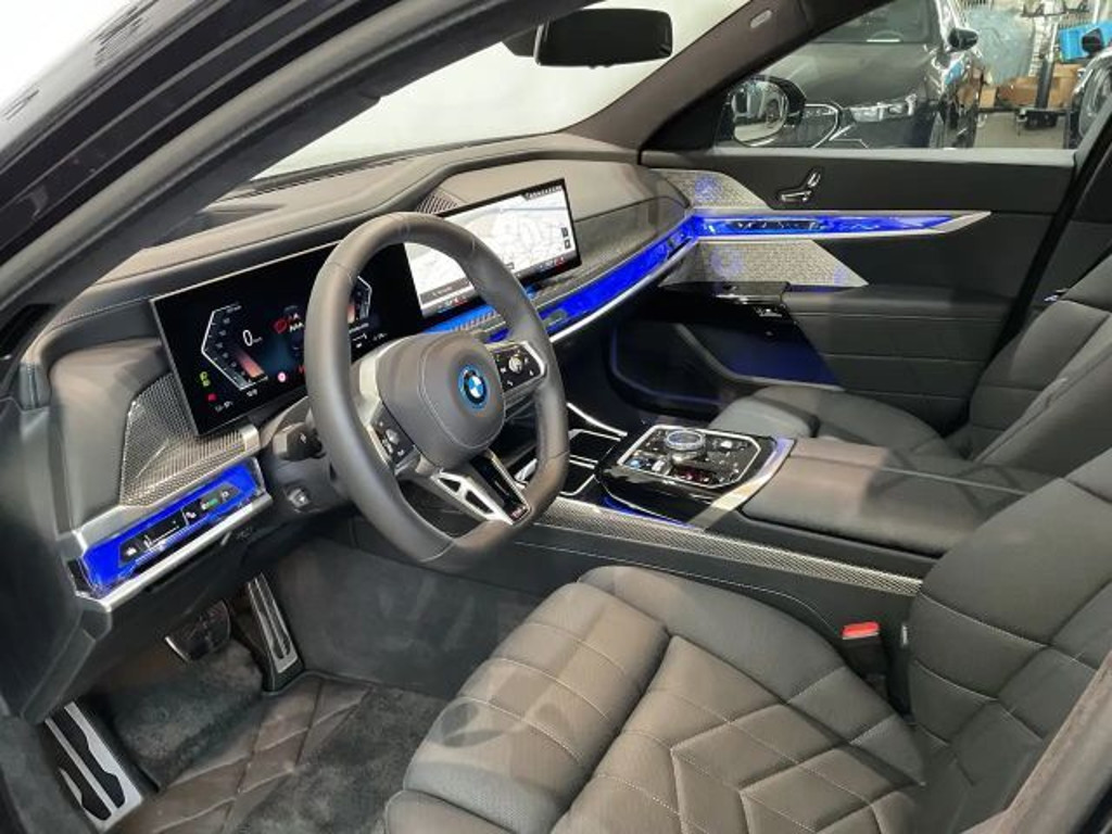 BMW i7