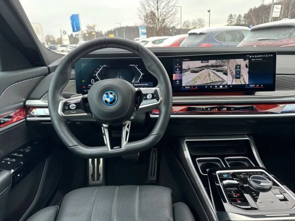 BMW i7