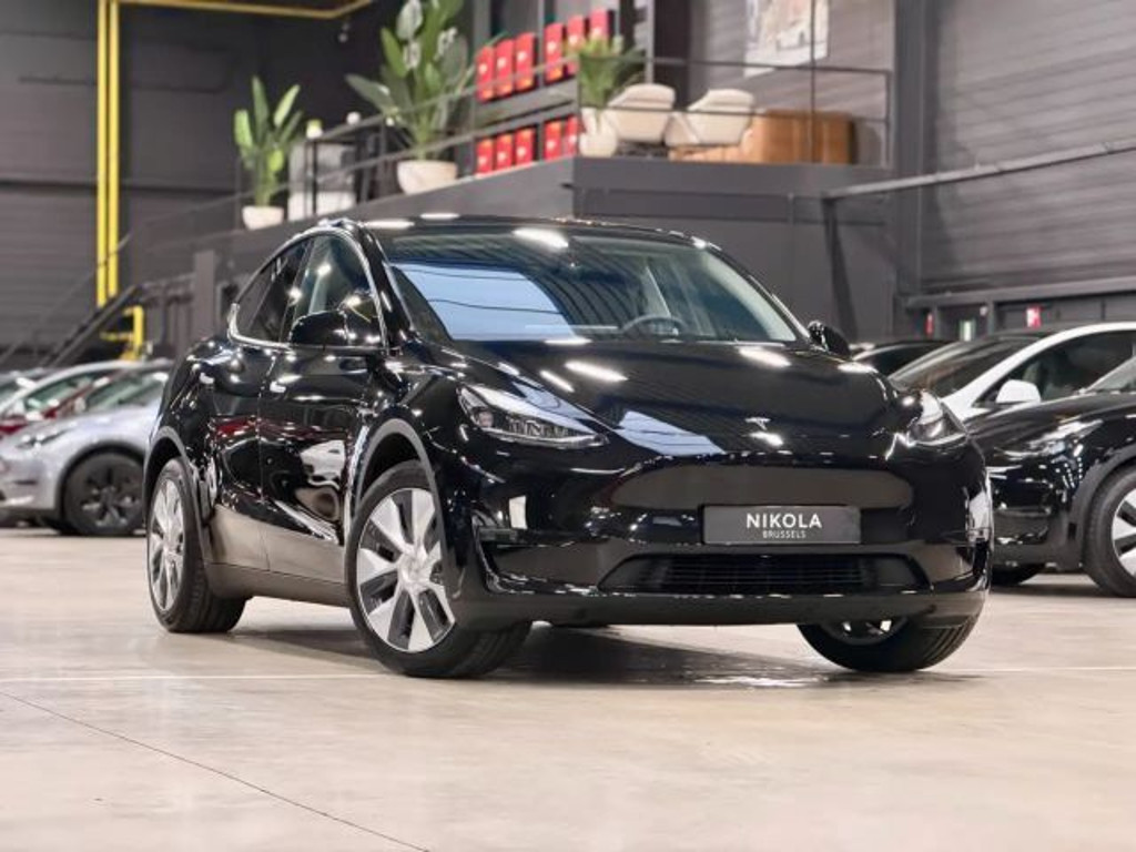 Tesla Model Y REAR WHEEL DRIVE - FULL BLACK - AUTOPILOT ACTIVE