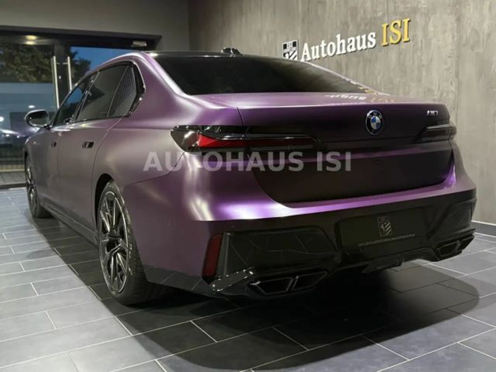 BMW i7