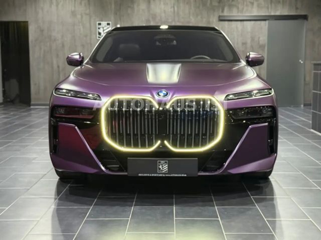 BMW i7