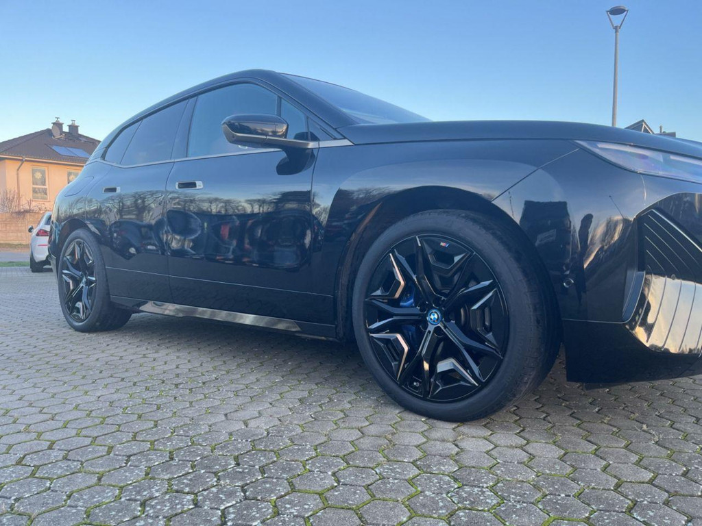 BMW iX