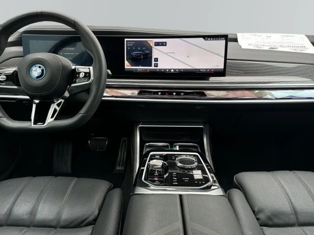 BMW i7