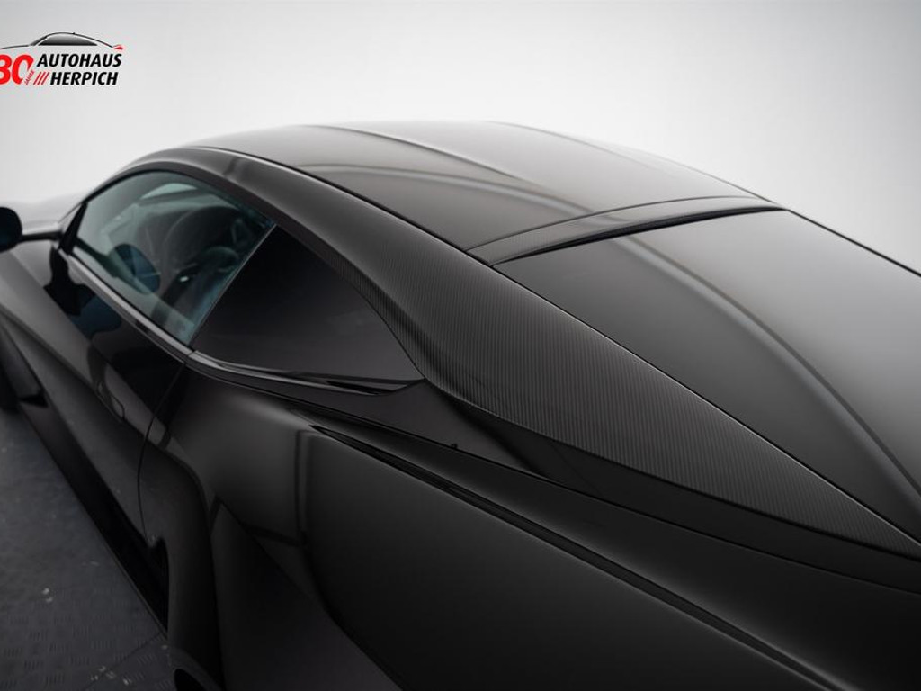 Aston Martin DB12