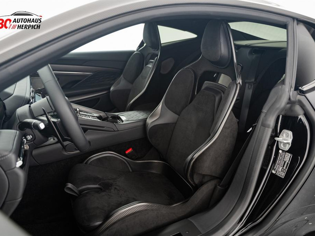 Aston Martin DB12