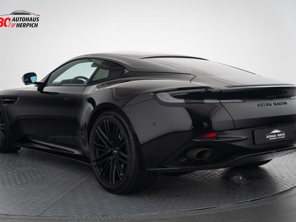 Aston Martin DB12