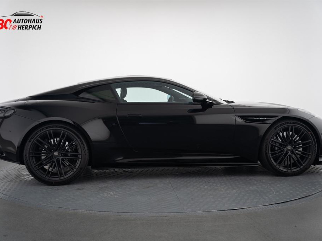 Aston Martin DB12