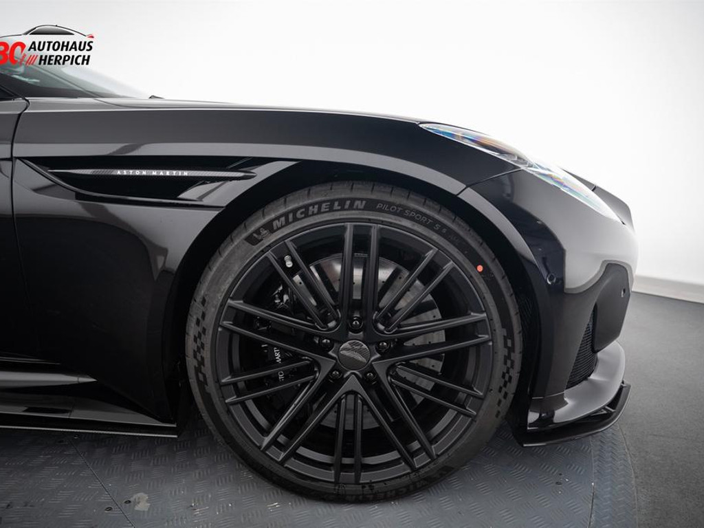 Aston Martin DB12