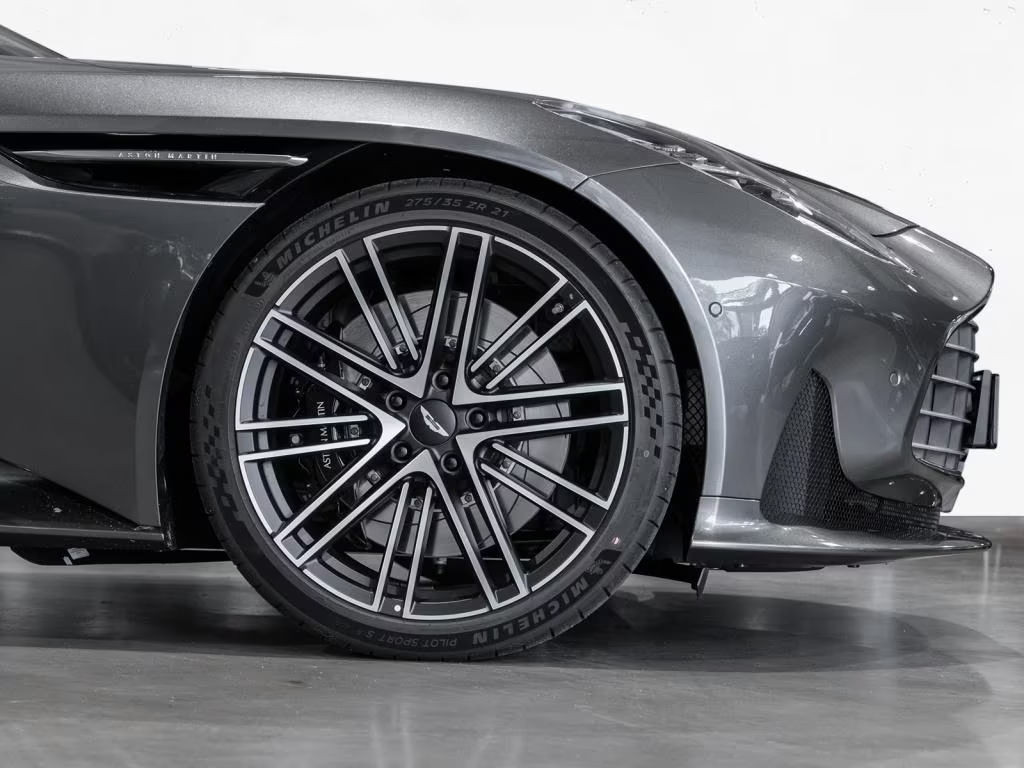 Aston Martin DB12