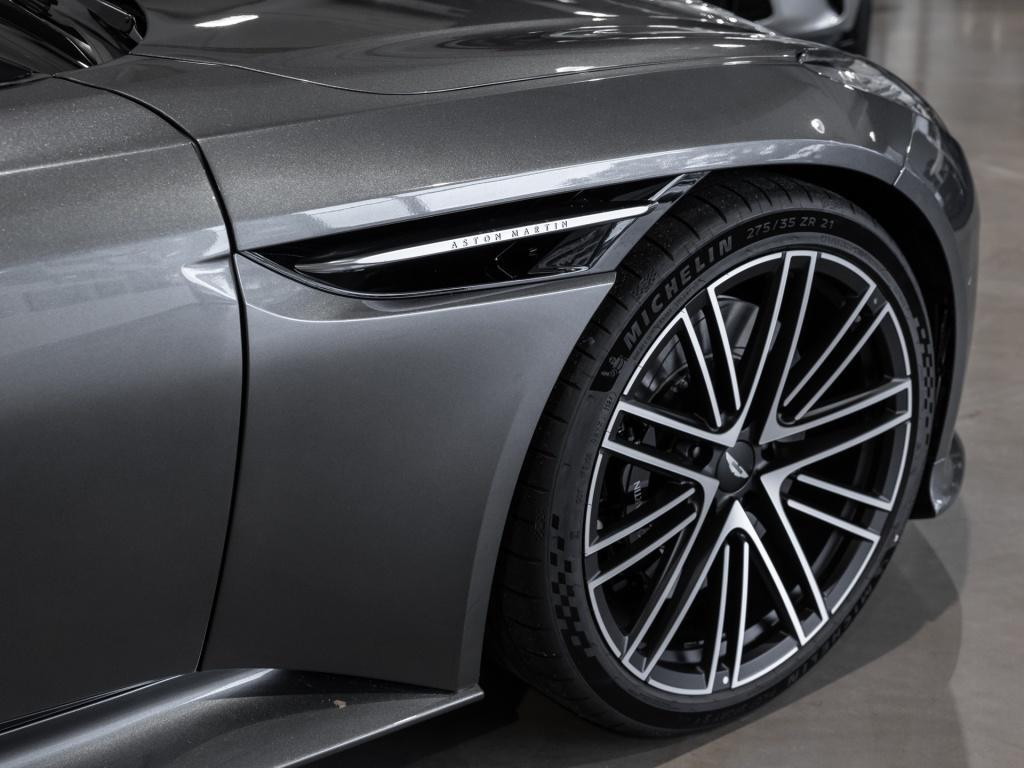 Aston Martin DB12