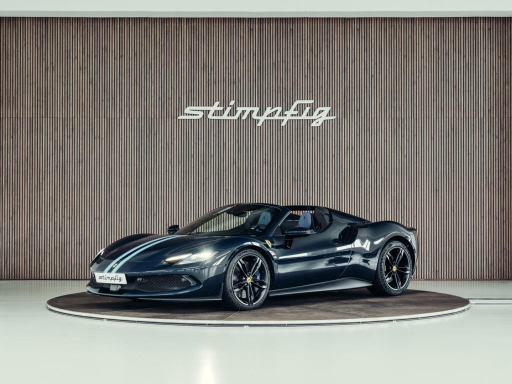 Ferrari 296 GTS , Lift, Blu Pozzi, einlackierte Streifen