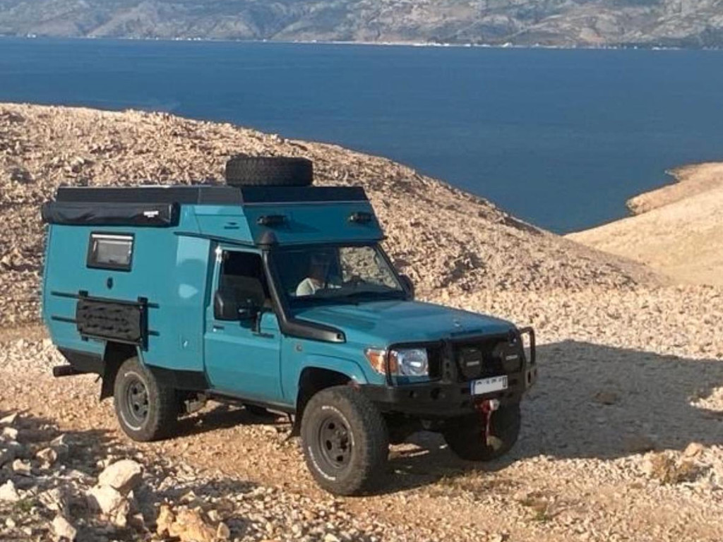 Toyota Land Cruiser GRJ78