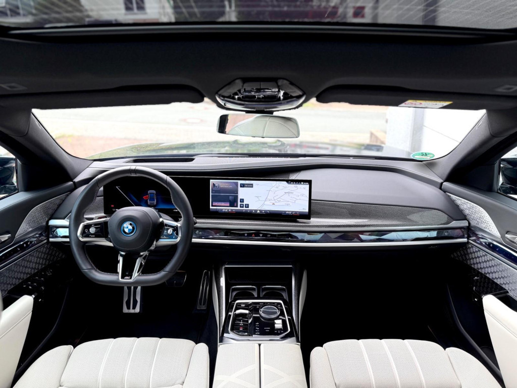 BMW i7