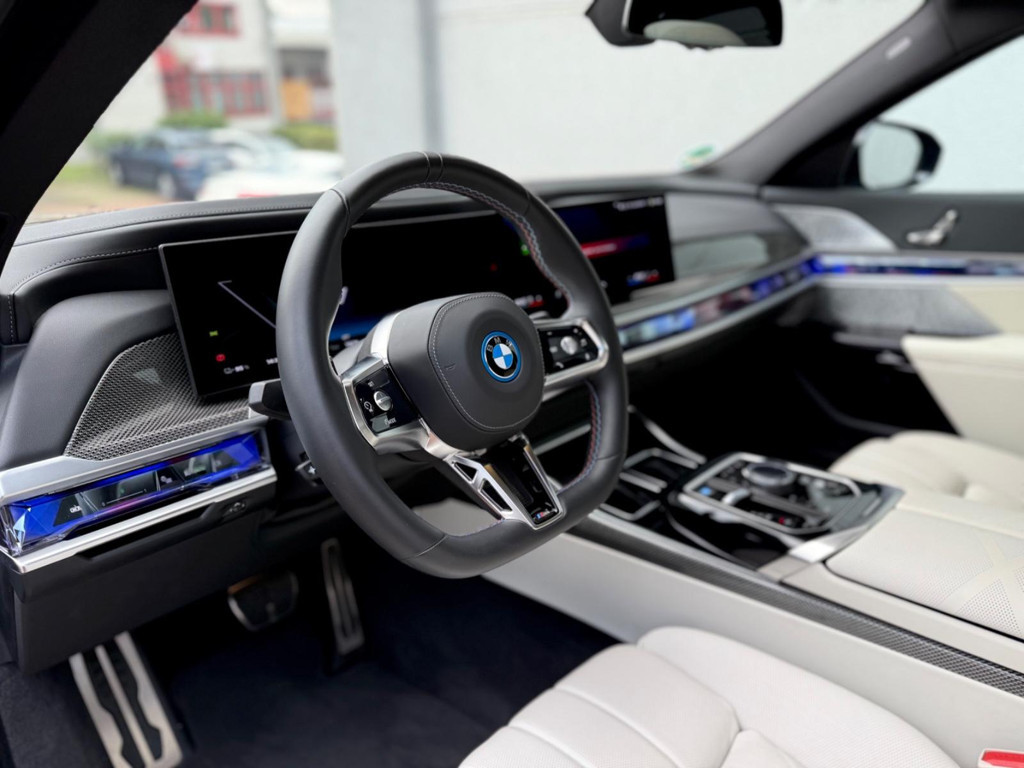 BMW i7