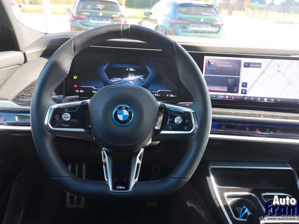 BMW i7