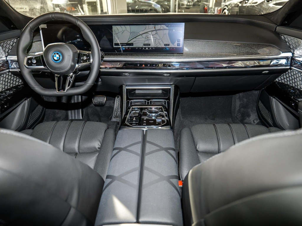 BMW i7