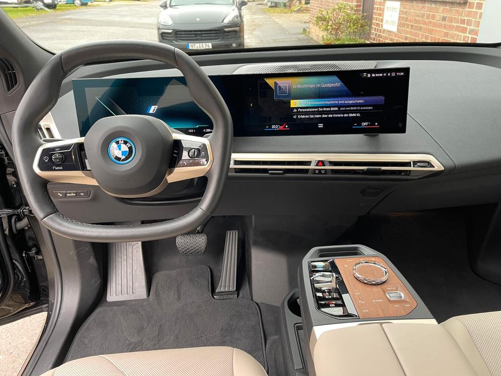 BMW iX1