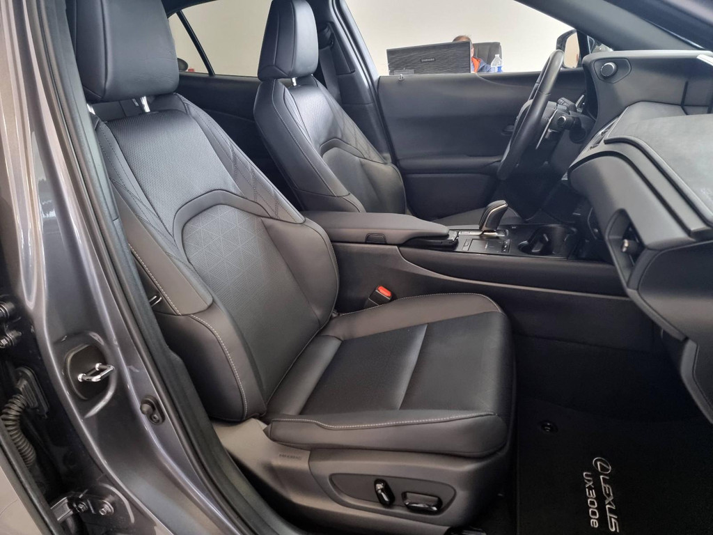 Lexus UX 300e Sitz-Klima MarkLevinson HUD 360°Glasdach