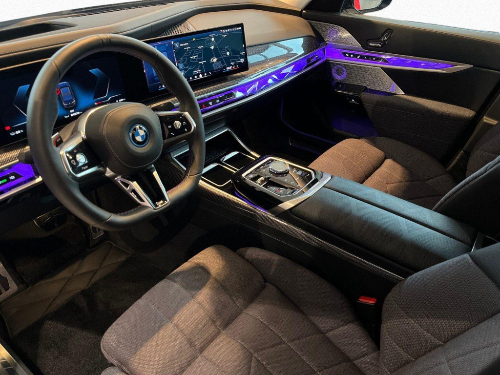 BMW i7