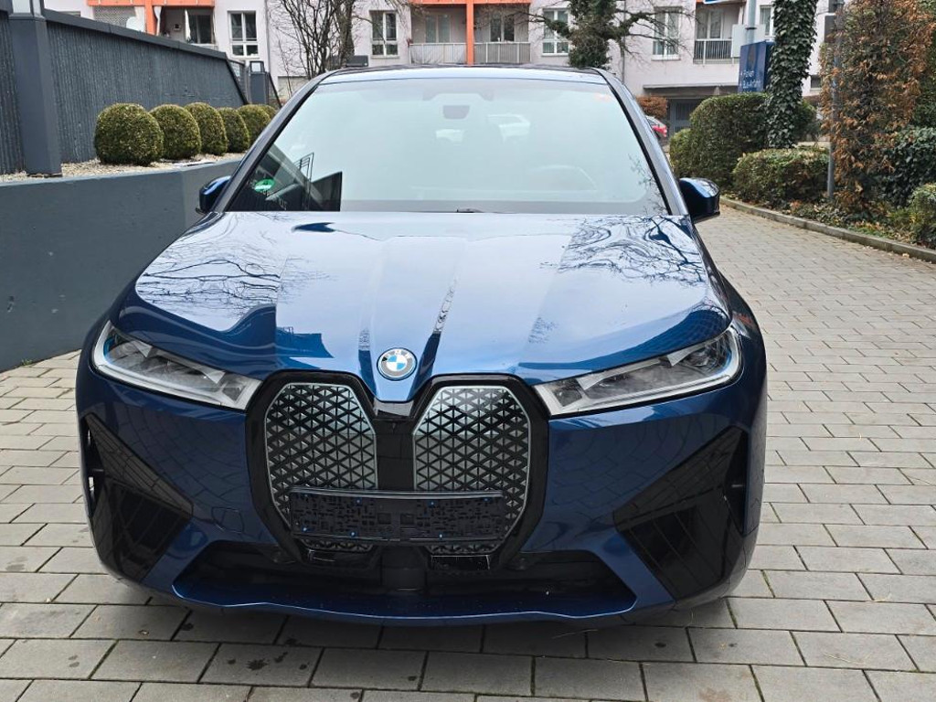 BMW iX